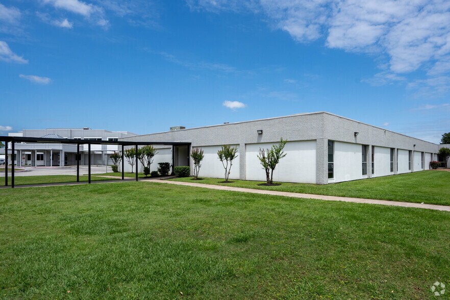 More Photos Of 1610 James Bowie Dr, Baytown Unknown For Lease