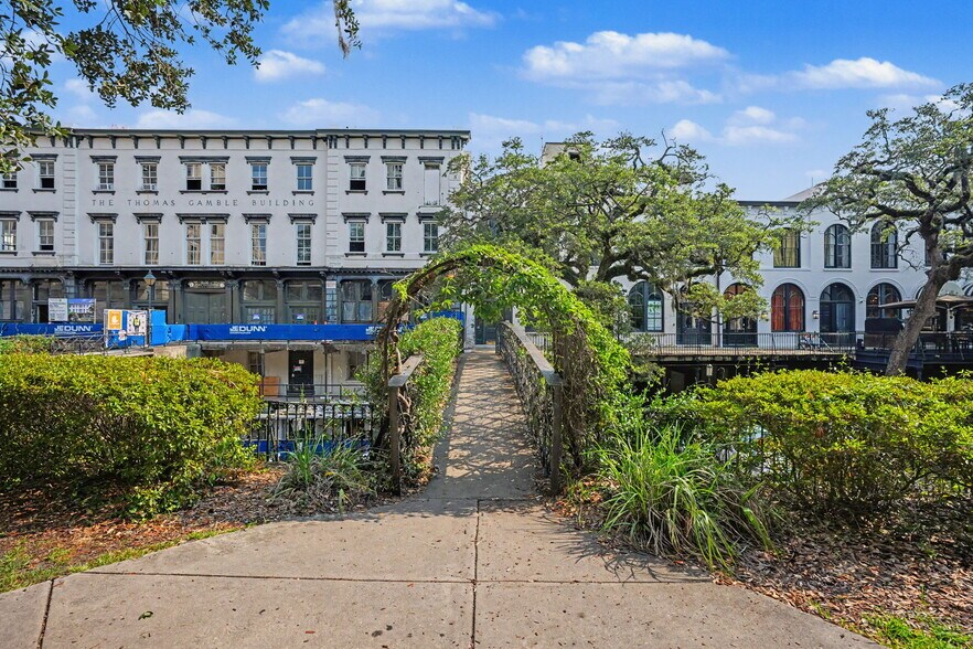 More Photos Of 12 E Bay St, Savannah Storefront Retail Office For Lease
