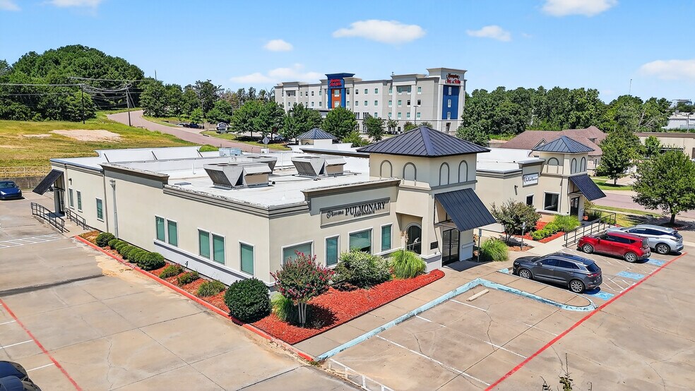 More Photos Of 101 S US Highway 75, Denison Medical For Lease