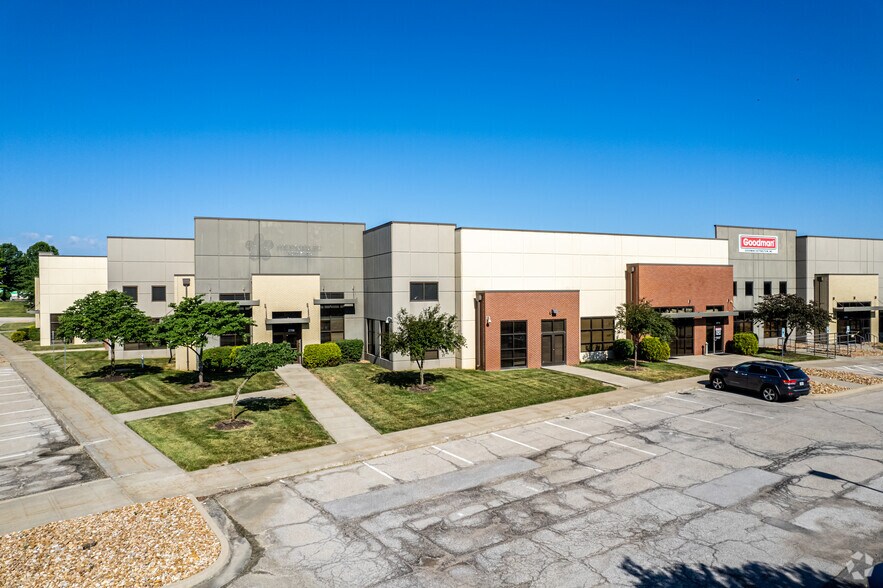 More Photos Of 2700-2740 Independence Ave, Lee's Summit Light Distribution For Lease