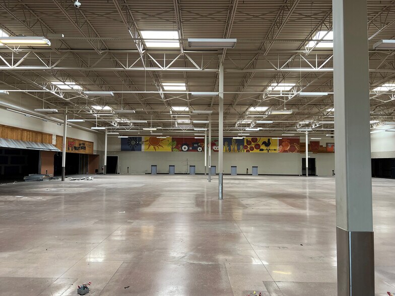 More Photos Of 7728 E Central Ave, Wichita Supermarket For Lease