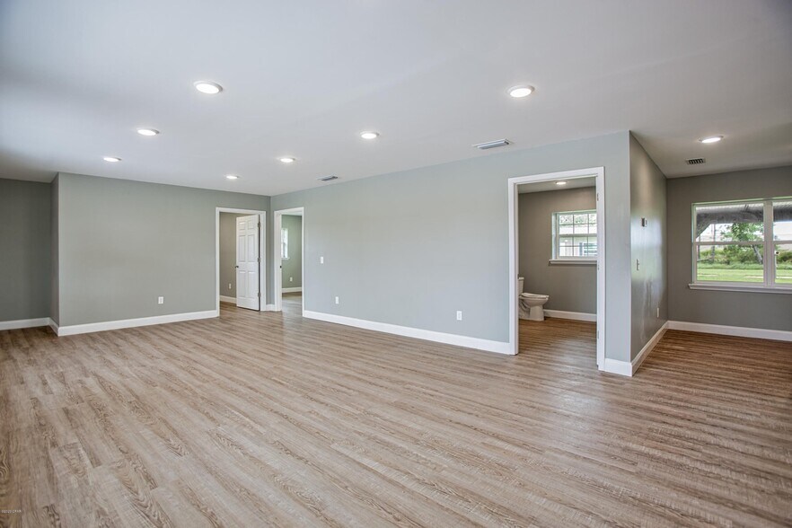 More Photos Of 5618 Lilly St, Panama City Office For Lease