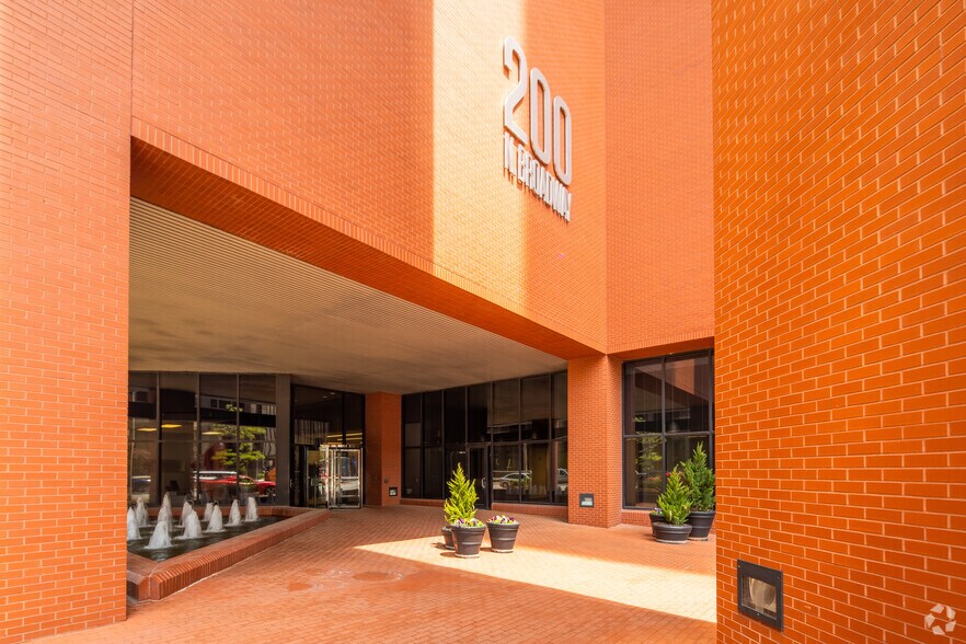 More Photos Of 200 N Broadway, Saint Louis Office For Lease