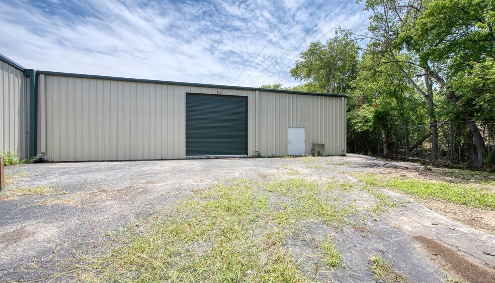 More Photos Of 403 Kraft St, San Antonio Manufacturing For Lease