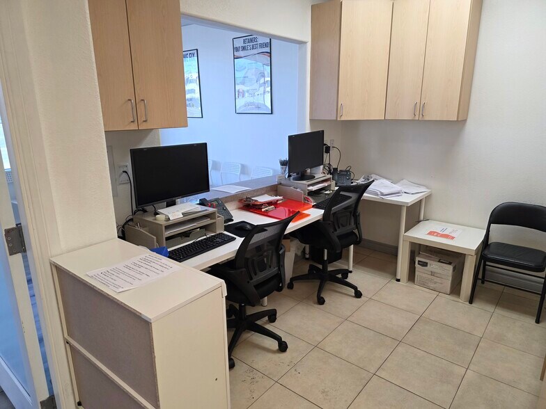 More Photos Of 22062 Ventura Blvd, Woodland Hills Freestanding For Lease