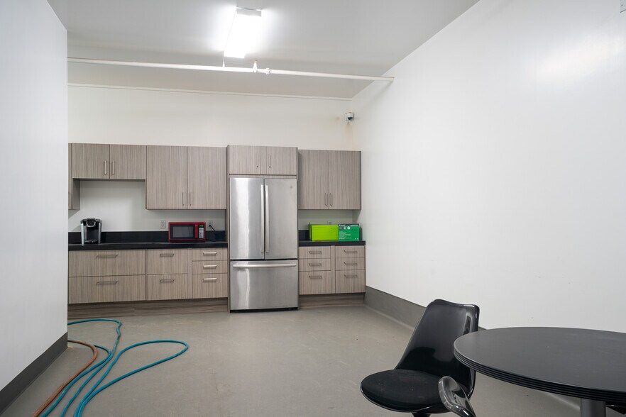 More Photos Of 19533 McLane St, Palm Springs Distribution For Sale