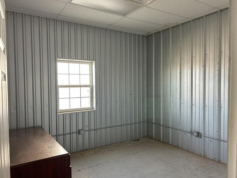 More Photos Of 2086 Oil Mill Rd, Pecos Warehouse For Lease