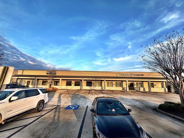 More Photos Of 101 Lochlyn Pl, Bonaire Storefront For Sale