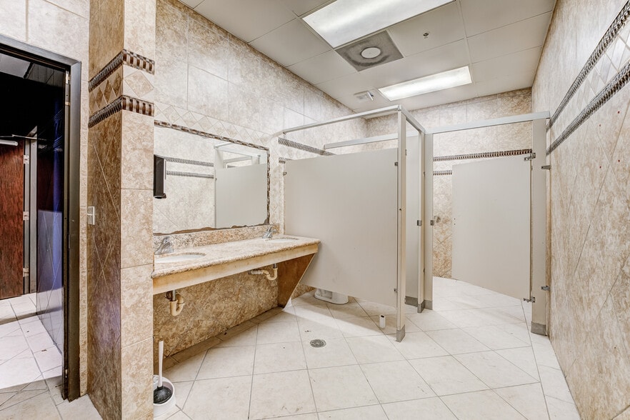 More Photos Of 324 Fm-1960 Rd, Houston General Retail For Sale