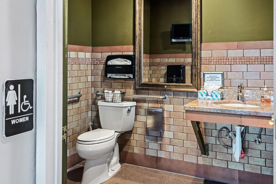 More Photos Of 369 N Palm Canyon Dr, Palm Springs Restaurant For Sale