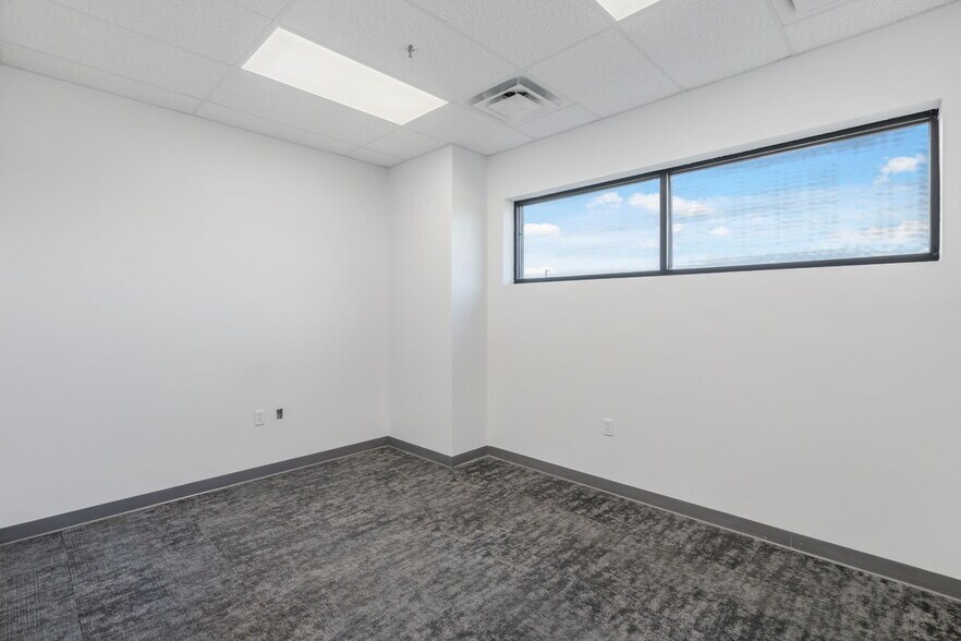 More Photos Of 1295 Huntington Park Dr, Loudon Warehouse For Lease