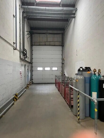 More Photos Of 697 Rue Fourny, Buc Warehouse For Lease