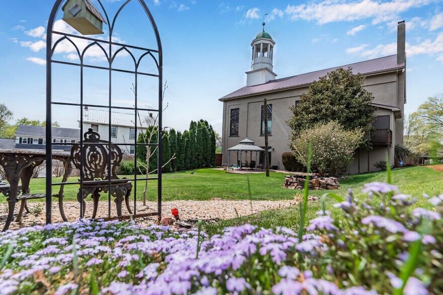 More Photos Of 4 Davis Aly, Loysville Specialty For Sale