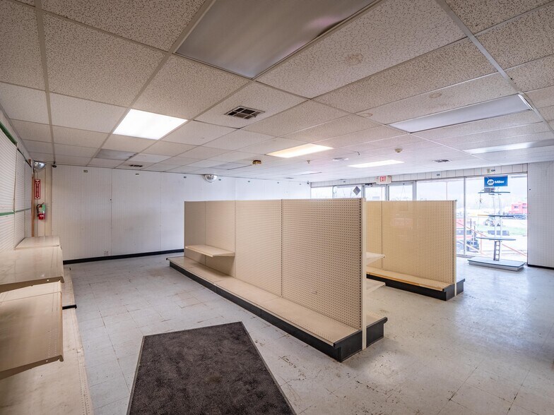 More Photos Of 1 W Choctaw Ave, Mcalester Flex For Sale