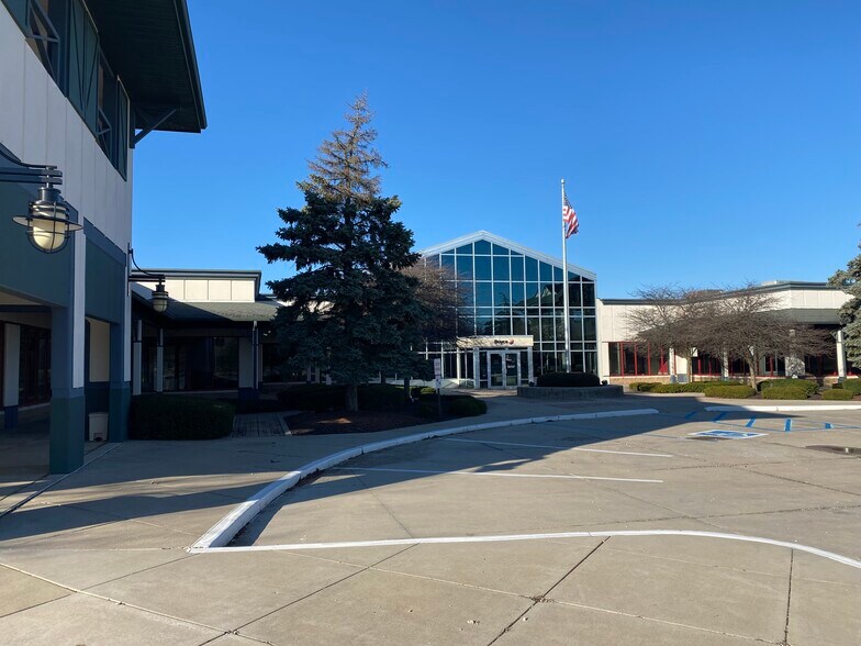 More Photos Of 9401 S Innovation Dr, Daleville Showroom For Lease