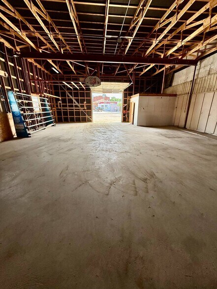 More Photos Of 305 W 5th St, Concordia Industrial For Lease