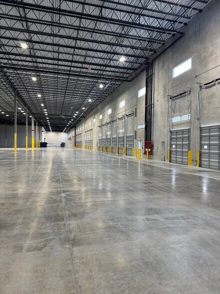 More Photos Of 21301 NW 47th Ave, Miami Gardens Warehouse For Lease