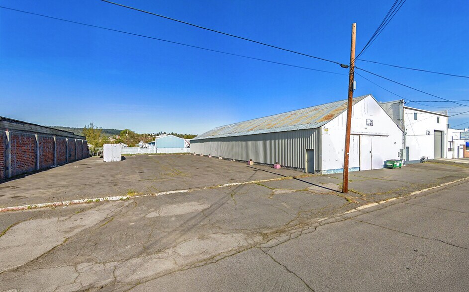 More Photos Of 242/284/292 Market St, Klamath Falls Manufacturing For Sale