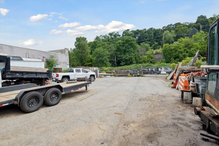 More Photos Of 1641 Saw Mill Run Blvd, Pittsburgh Flex For Sale