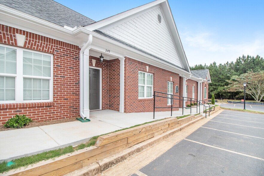 More Photos Of 245-251 River Park North Dr, Woodstock Medical For Lease