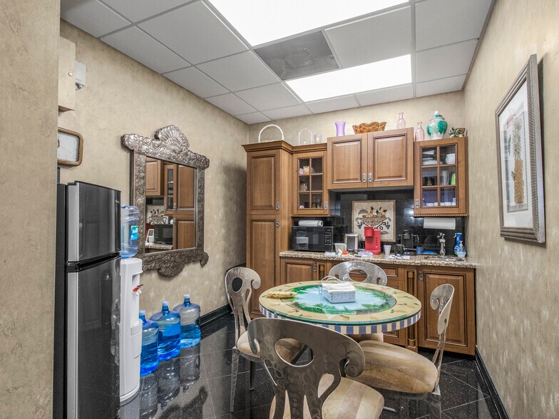 More Photos Of 71 NE 27th Ave, Pompano Beach Office For Sale