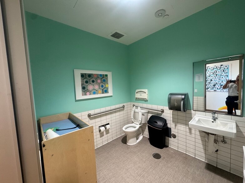More Photos Of 19436 Ventura Blvd, Tarzana Daycare Center For Lease