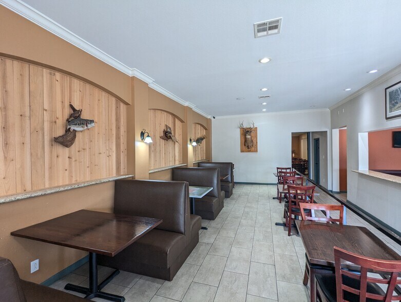 More Photos Of 1465 N Main St, Vidor Freestanding For Sale