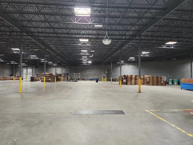 More Photos Of 10901 Carpet St, Charlotte Warehouse For Sale