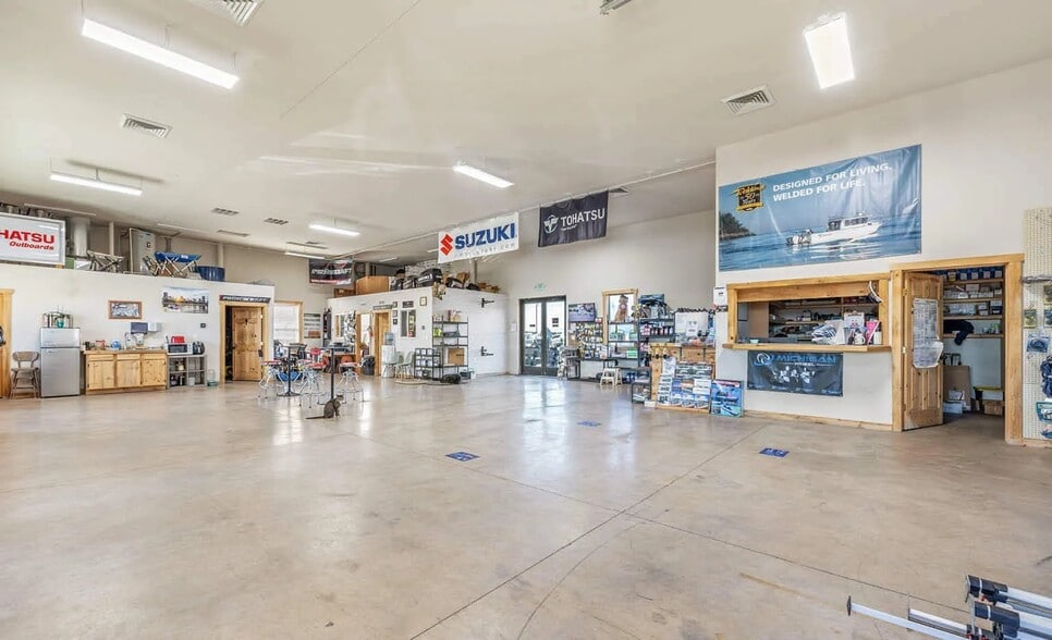 More Photos Of 8797 S Meridian Rd, Meridian Showroom For Sale
