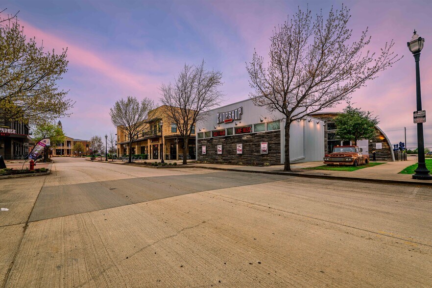 More Photos Of 309 S Oak St, Roanoke Restaurant For Lease