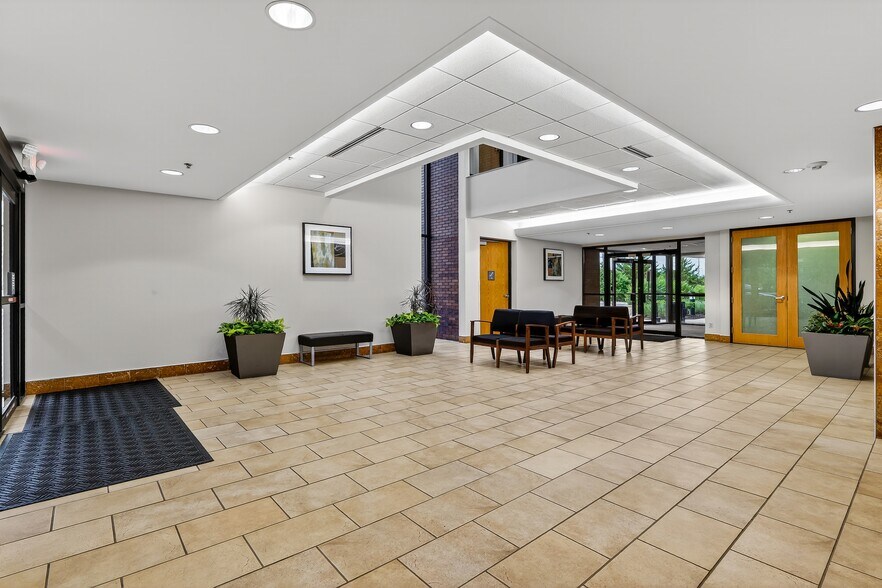 More Photos Of 8888 Ladue Rd, Ladue Medical For Lease