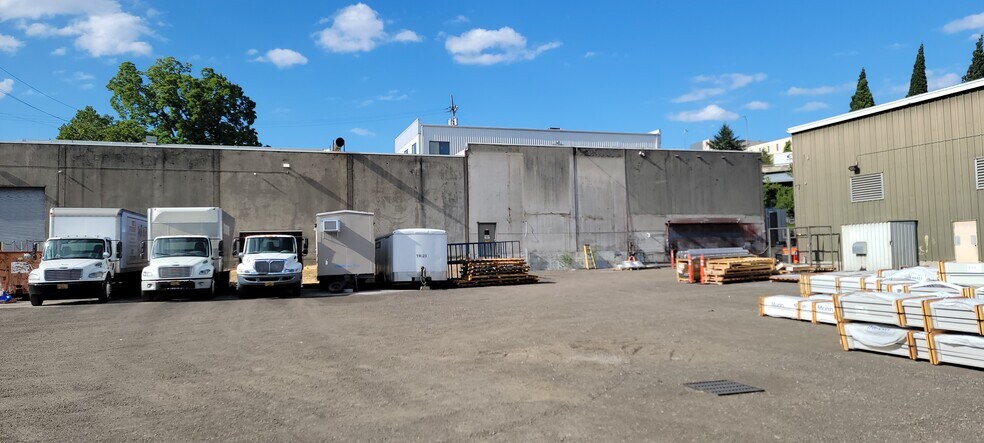 More Photos Of 740 N Knott St, Portland Unknown For Lease