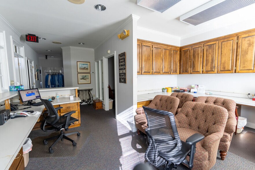 More Photos Of 607 Bluebird Blvd, Fort Valley Office For Sale