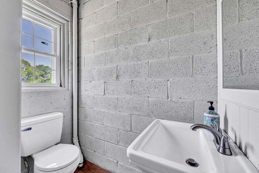 More Photos Of 217 E Aiken Rd, Eden Showroom For Lease