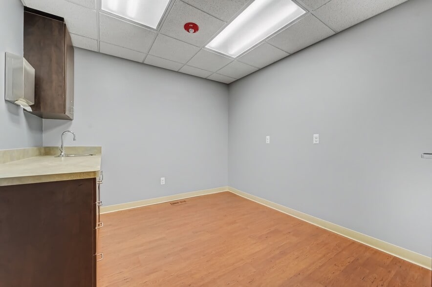 More Photos Of 2950 Crooks Rd, Rochester Hills Healthcare For Lease