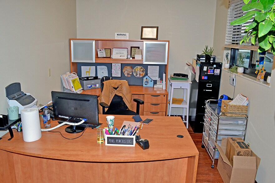 More Photos Of 2413 Corporate Ctr, Granite City General Retail For Sale