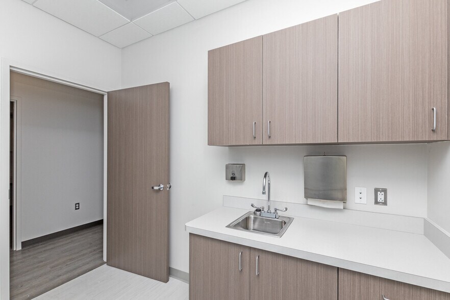 More Photos Of 24430 Stone Springs Blvd, Dulles Medical For Lease