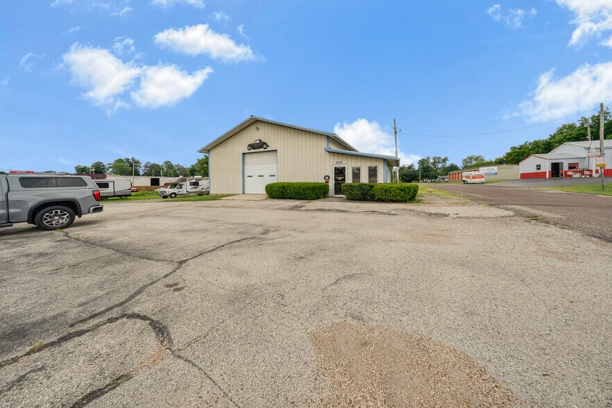 More Photos Of 305 W Scenic Rivers Blvd, Salem Flex For Sale