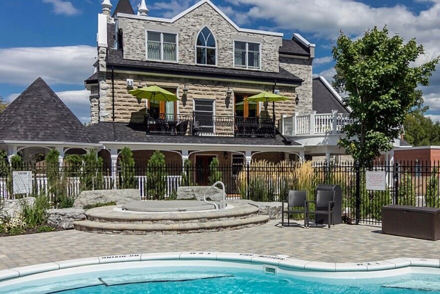 Primary Photo Of 10 Chapel St, Picton Hotel For Sale