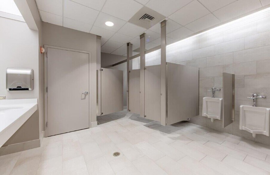 More Photos Of 8510 McAlpine Park Dr, Charlotte Unknown For Lease