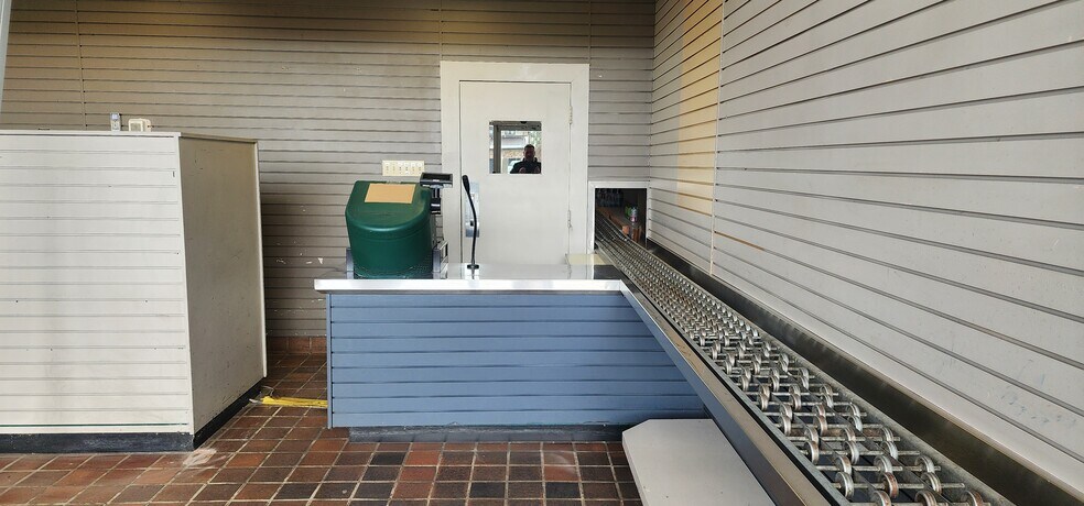 More Photos Of 398 King St W, Essex Freestanding For Lease