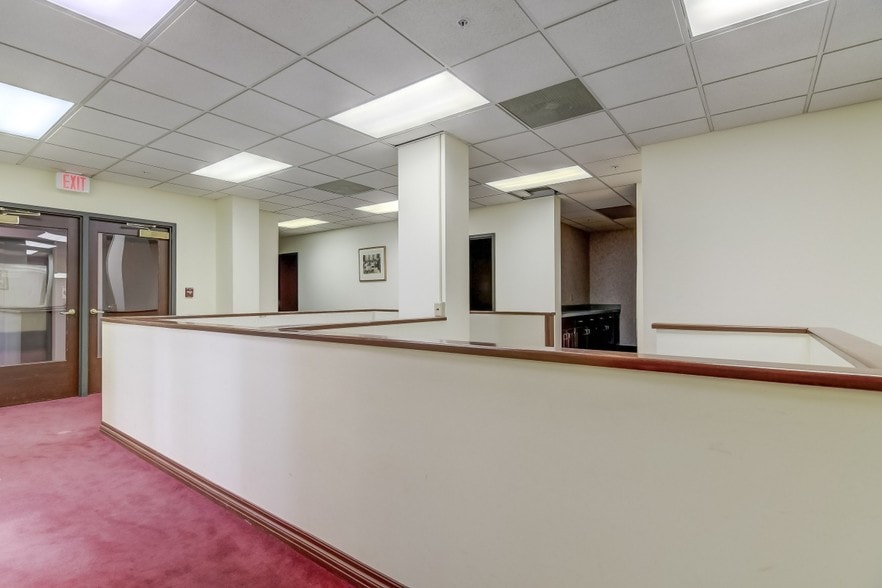 More Photos Of 200 S 6th St, Springfield Office For Lease