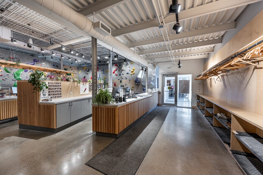 More Photos Of 5600 Av De Gaspé, Montréal Manufacturing For Sale