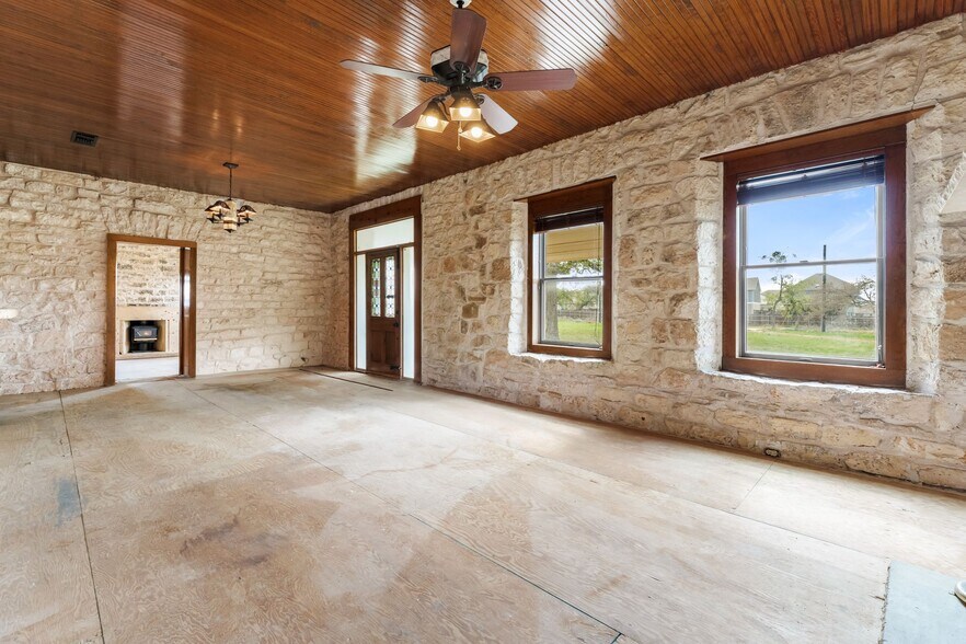 More Photos Of 600 County Road 263, Liberty Hill Specialty For Lease