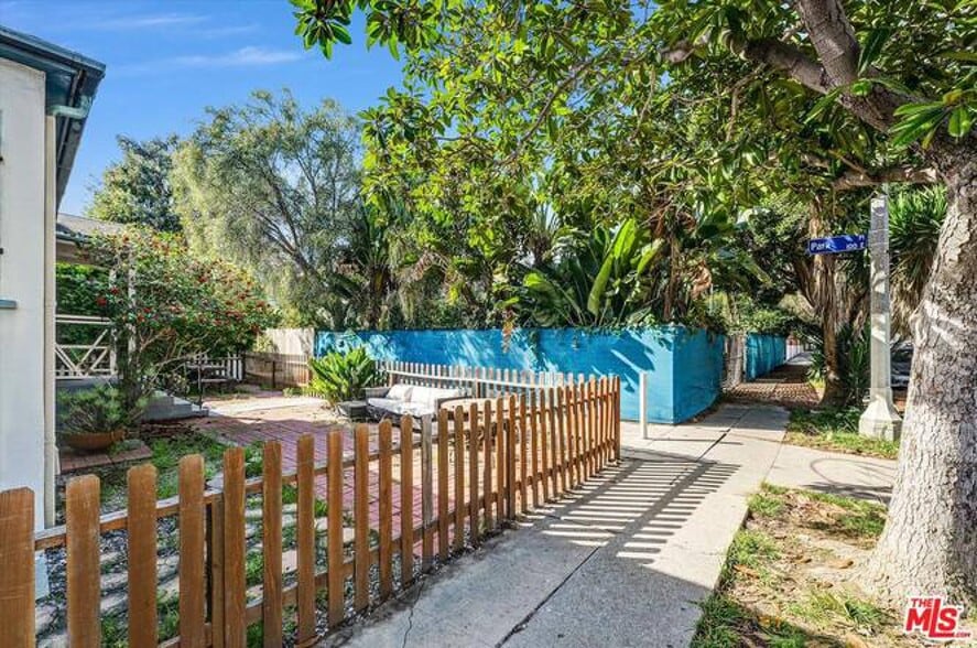 More Photos Of 134 Park Pl, Venice Multifamily For Sale