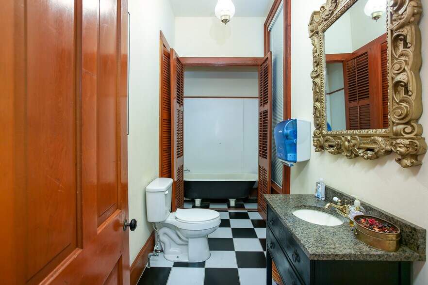 More Photos Of 635 S Presa St, San Antonio Storefront Retail Office For Sale