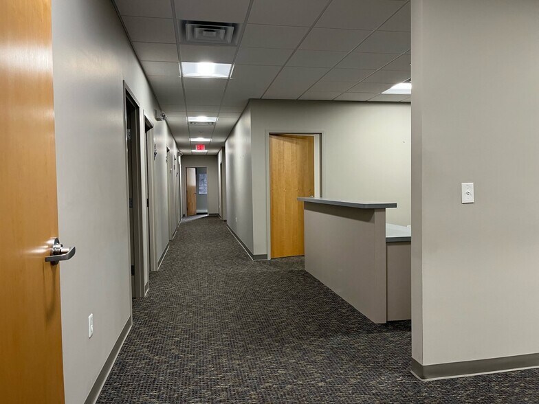 More Photos Of 888 Thackeray Trl, Oconomowoc Medical For Lease
