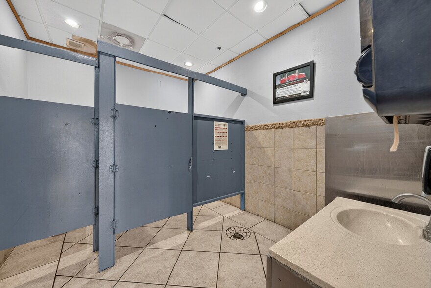 More Photos Of 14286 Beach Blvd, Jacksonville Beach General Retail For Sale