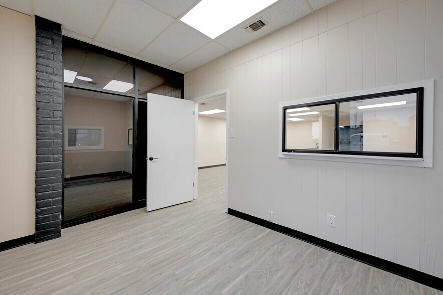 More Photos Of 5715 Kenwick St, San Antonio Warehouse For Lease