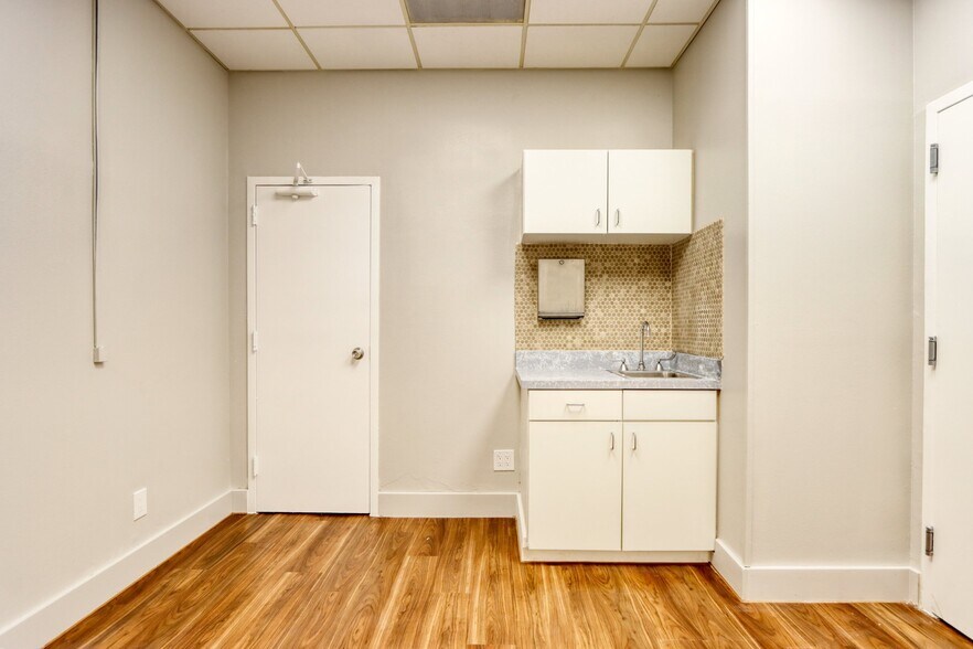 More Photos Of 1717 N Garrett Ave, Dallas Medical For Sale